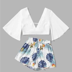 SHEIN VCAY Plunging Self-Tie Top & Tropical Print Shorts Set